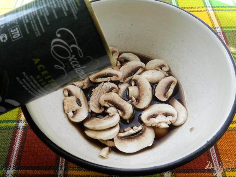 Фото приготовление рецепта: Салат из сырых шампиньонов с помидорами, брынзой и базиликом шаг №1