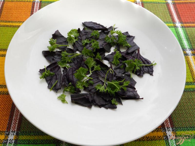Фото приготовление рецепта: Салат из сырых шампиньонов с помидорами, брынзой и базиликом шаг №2