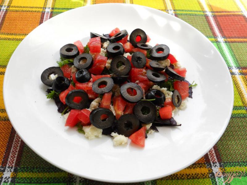 Фото приготовление рецепта: Салат из сырых шампиньонов с помидорами, брынзой и базиликом шаг №5