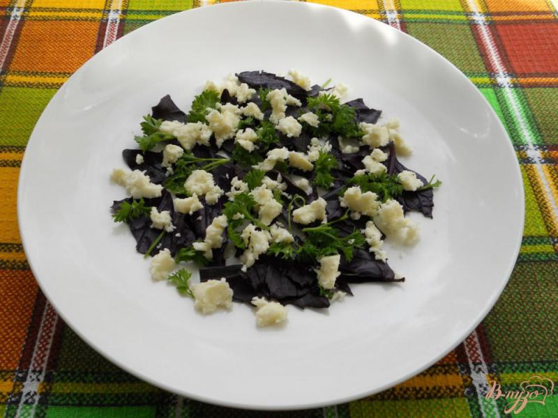 Фото приготовление рецепта: Салат из сырых шампиньонов с помидорами, брынзой и базиликом шаг №3
