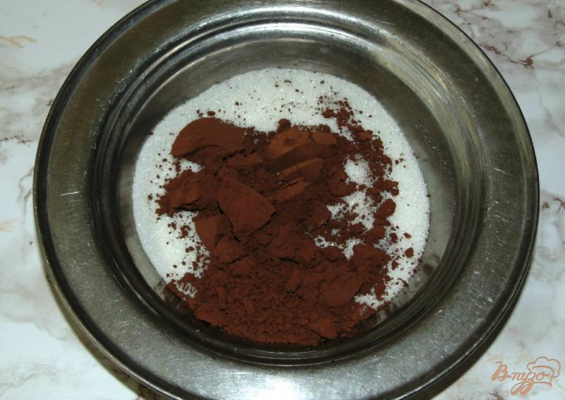 Фото приготовление рецепта: Мороженое с шоколадным соусом и черной смородиной шаг №1
