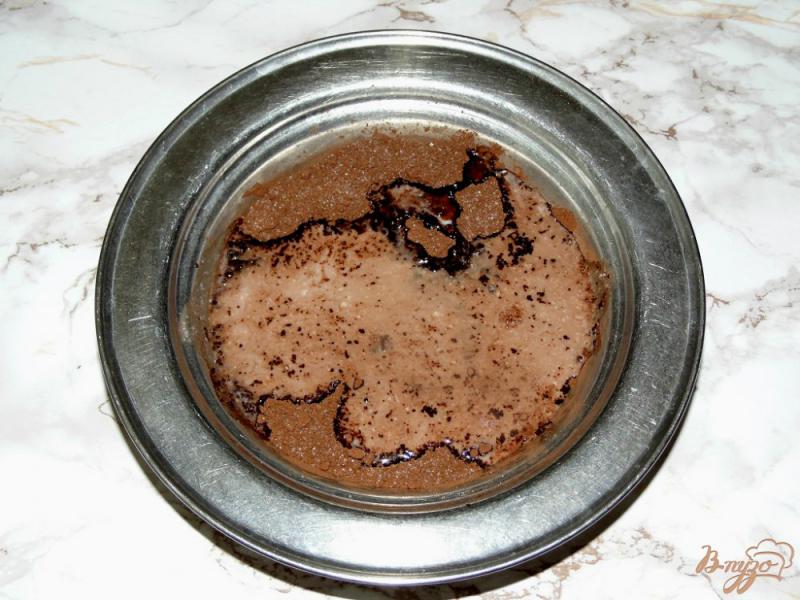 Фото приготовление рецепта: Мороженое с шоколадным соусом и черной смородиной шаг №2