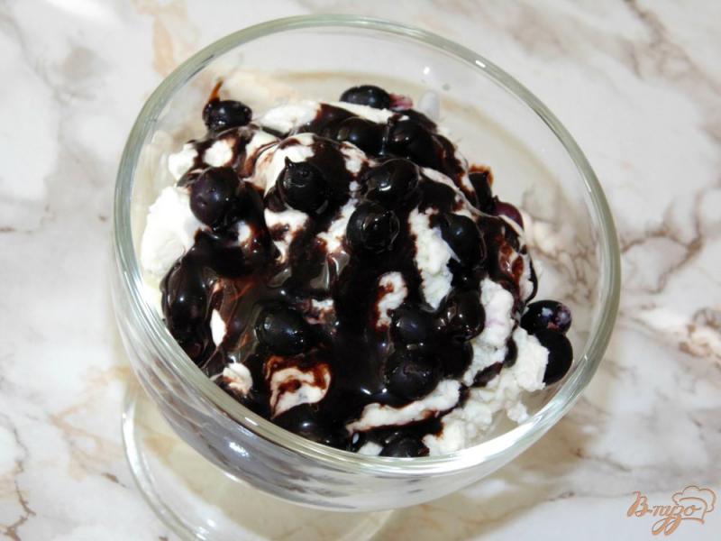 Фото приготовление рецепта: Мороженое с шоколадным соусом и черной смородиной шаг №6