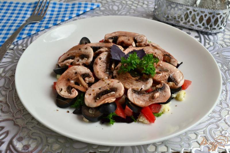 Фото приготовление рецепта: Салат из сырых шампиньонов с помидорами, брынзой и базиликом шаг №6
