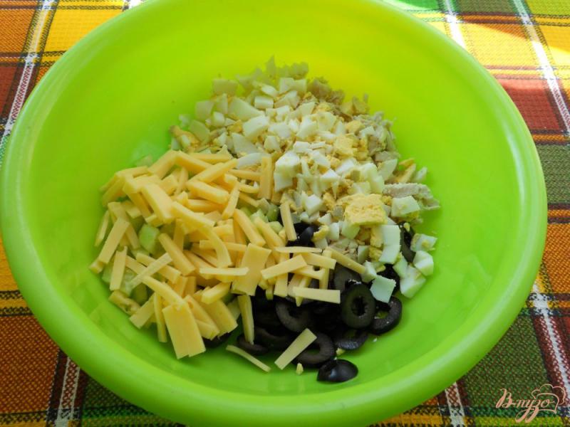 Фото приготовление рецепта: Салат из сырых шампиньонов с маслинами и курицей шаг №3