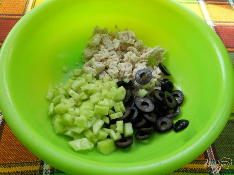 Фото приготовление рецепта: Салат из сырых шампиньонов с маслинами и курицей шаг №2