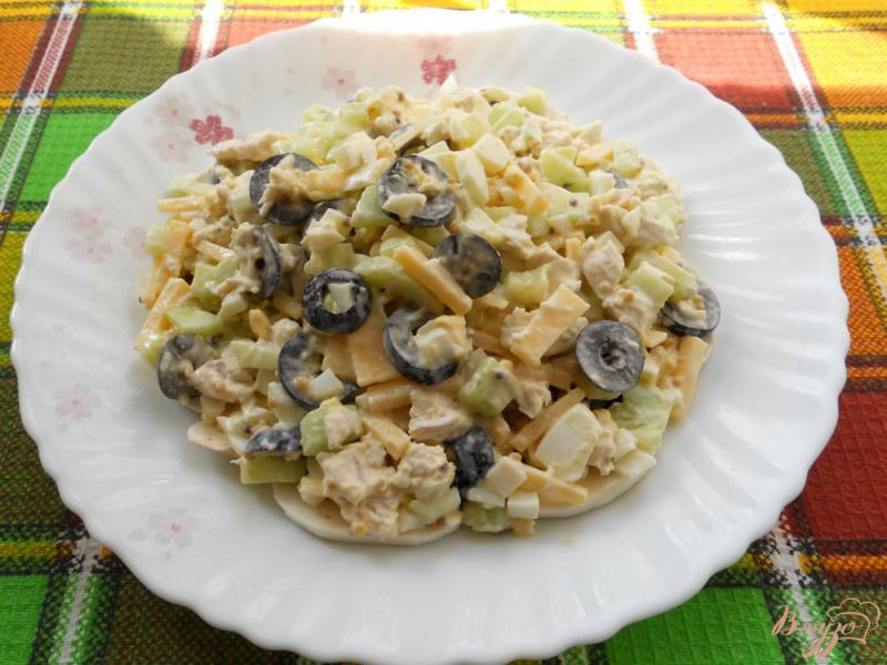 Фото приготовление рецепта: Салат из сырых шампиньонов с маслинами и курицей шаг №7