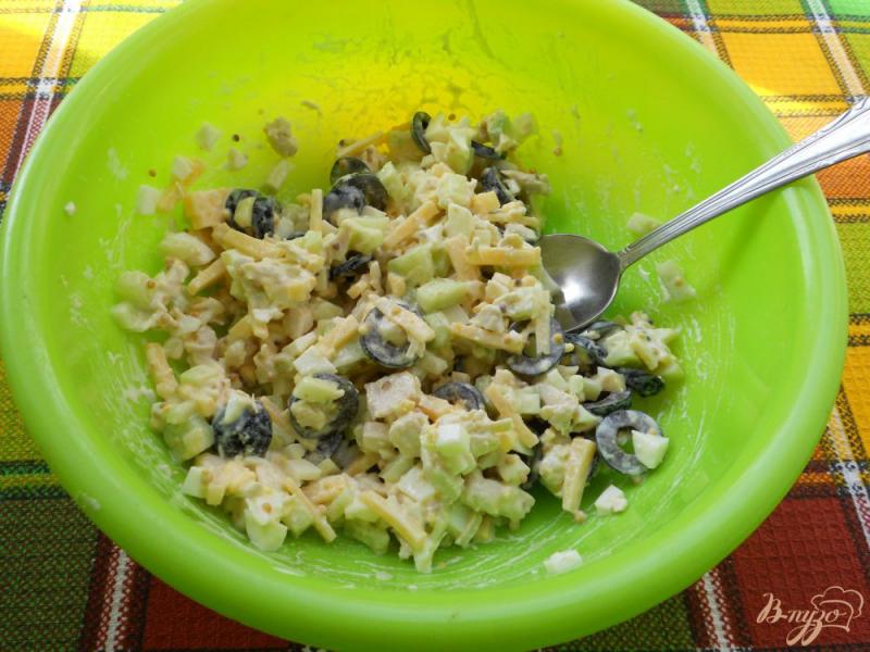 Фото приготовление рецепта: Салат из сырых шампиньонов с маслинами и курицей шаг №5