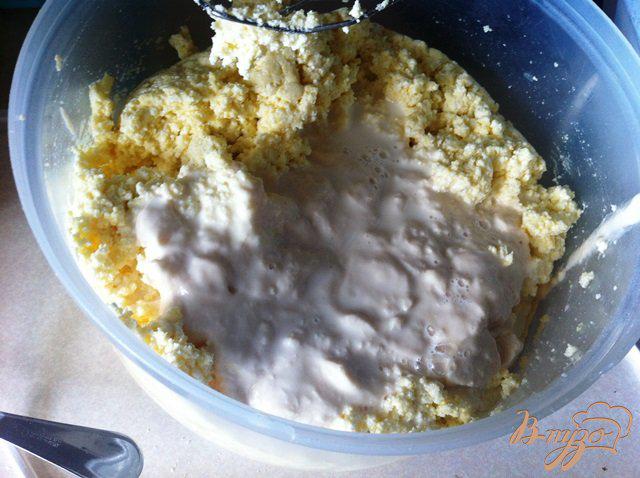 Фото приготовление рецепта: Творожная запеканка с кукурузной кашей шаг №2