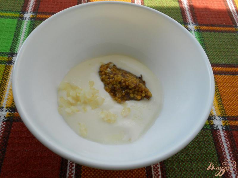 Фото приготовление рецепта: Салат из сырых шампиньонов с маслинами и курицей шаг №4