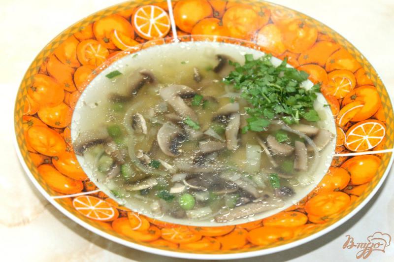 Фото приготовление рецепта: Грибной суп с зеленым горошком шаг №5