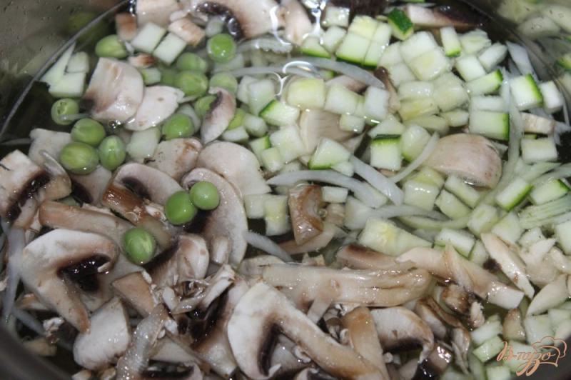 Фото приготовление рецепта: Грибной суп с зеленым горошком шаг №4