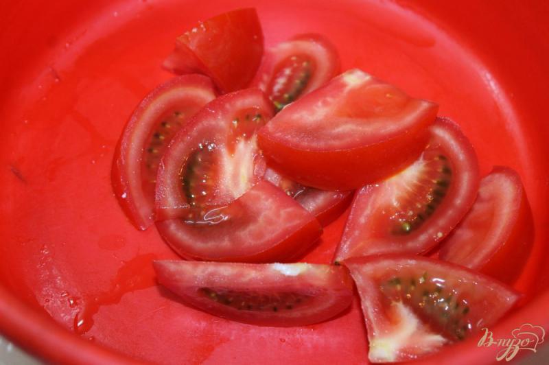 Фото приготовление рецепта: Салат из помидоров с маринованным луком шаг №1