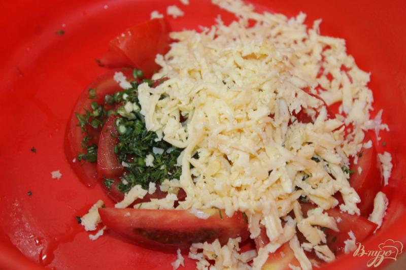 Фото приготовление рецепта: Салат из помидоров с маринованным луком шаг №3