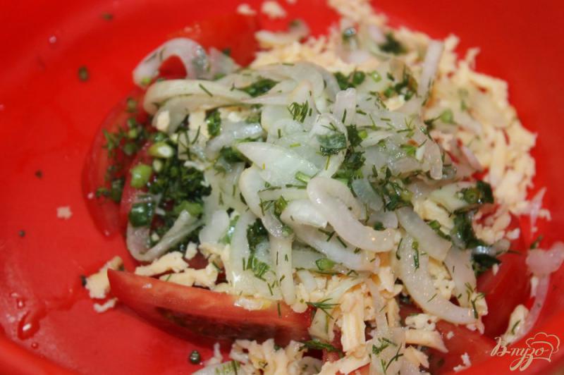Фото приготовление рецепта: Салат из помидоров с маринованным луком шаг №4