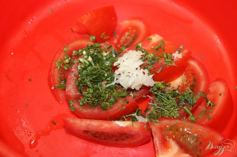 Фото приготовление рецепта: Салат из помидоров с маринованным луком шаг №2