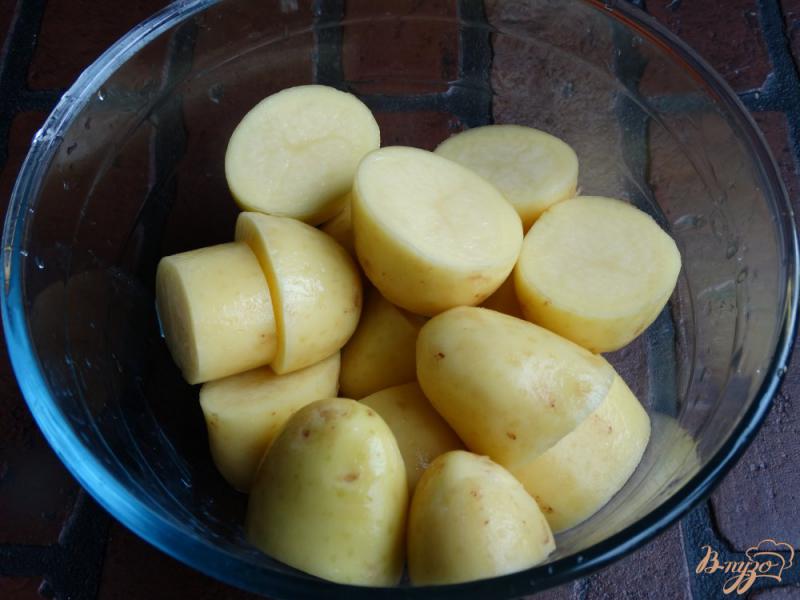 Фото приготовление рецепта: Молодой картофель запеченный в сухарях шаг №1
