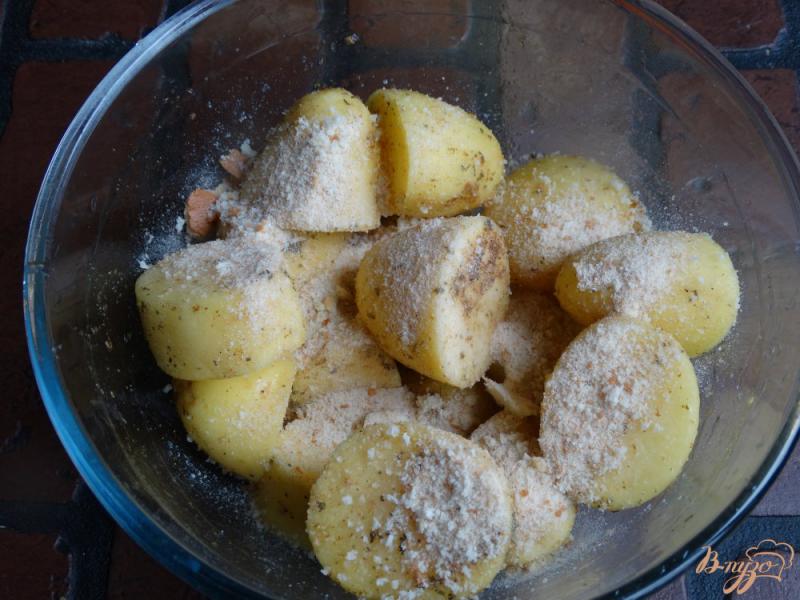 Фото приготовление рецепта: Молодой картофель запеченный в сухарях шаг №3