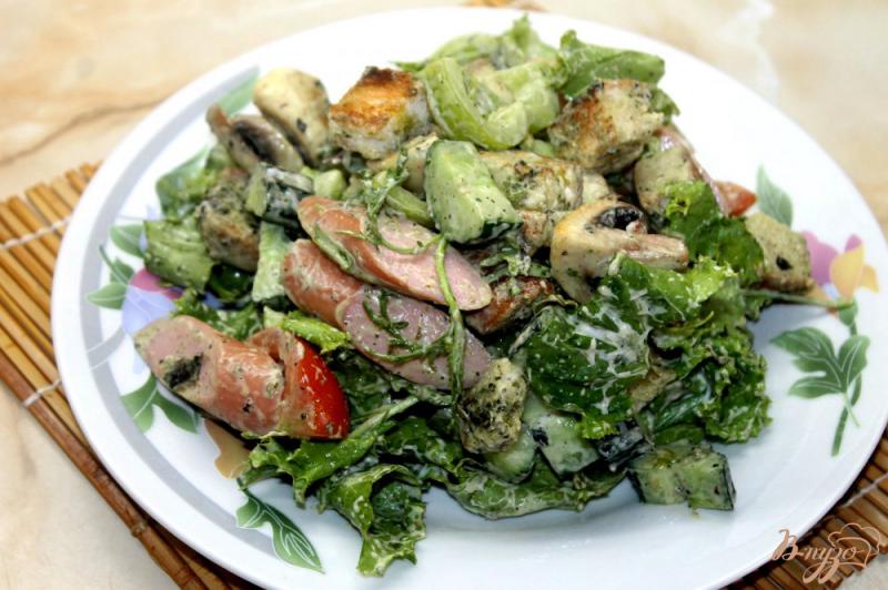 Фото приготовление рецепта: Салат с грибами, сосисками и гренками шаг №9