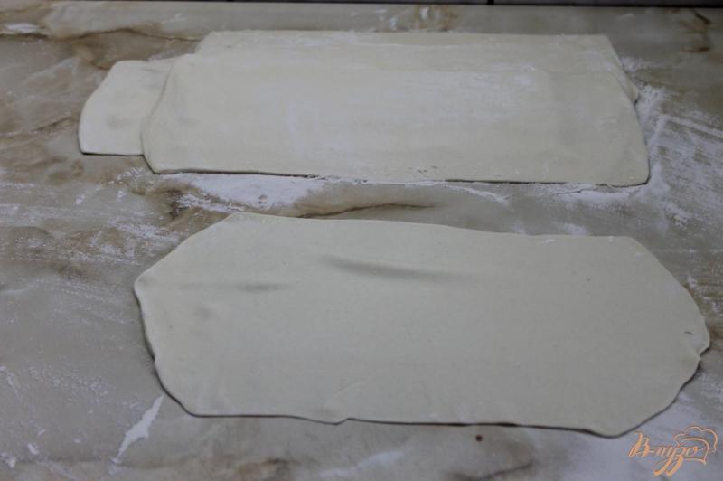 Фото приготовление рецепта: Улитки из слоеного теста с твердым сыром и кунжутом шаг №2