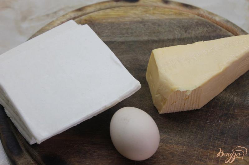 Фото приготовление рецепта: Улитки из слоеного теста с твердым сыром и кунжутом шаг №1