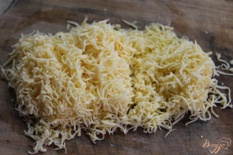 Фото приготовление рецепта: Улитки из слоеного теста с твердым сыром и кунжутом шаг №3
