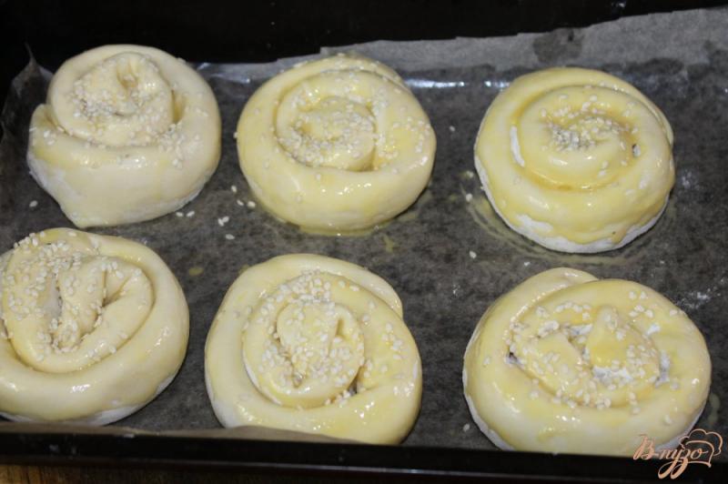 Фото приготовление рецепта: Улитки из слоеного теста с твердым сыром и кунжутом шаг №9