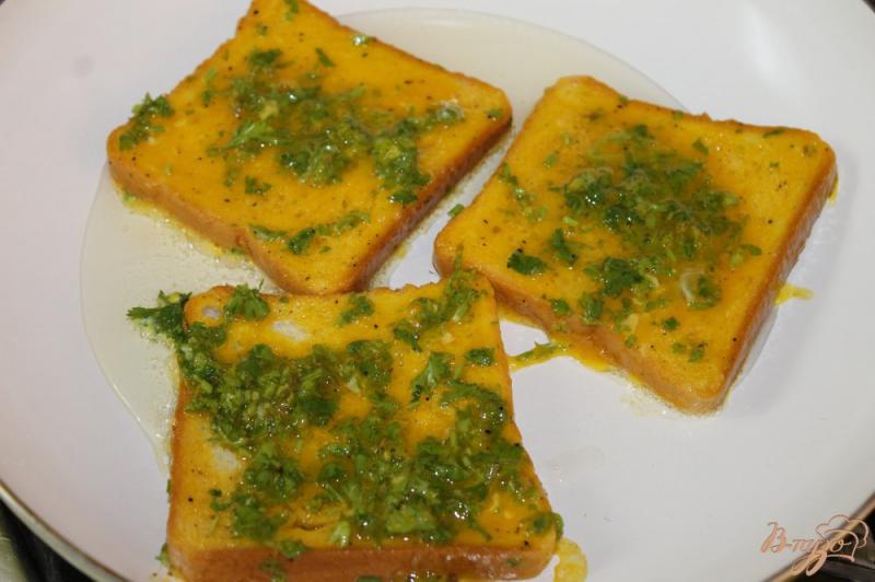 Фото приготовление рецепта: Яичные тосты с овощами и беконом шаг №4