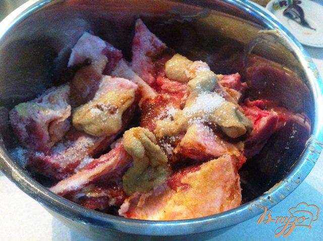 Фото приготовление рецепта: Свиные ребрышки запеченные с картофелем шаг №3