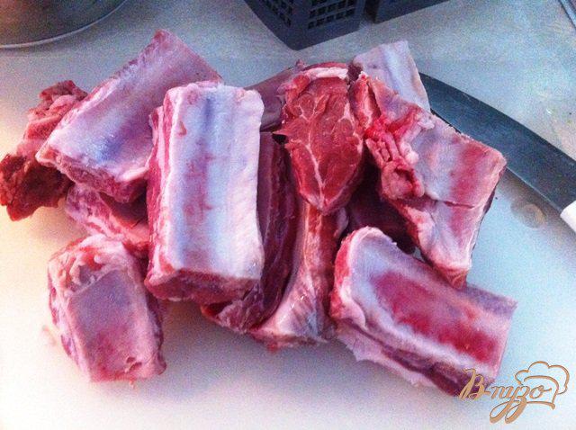 Фото приготовление рецепта: Свиные ребрышки запеченные с картофелем шаг №2