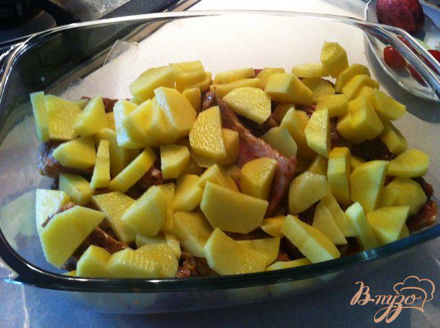 Фото приготовление рецепта: Свиные ребрышки запеченные с картофелем шаг №6