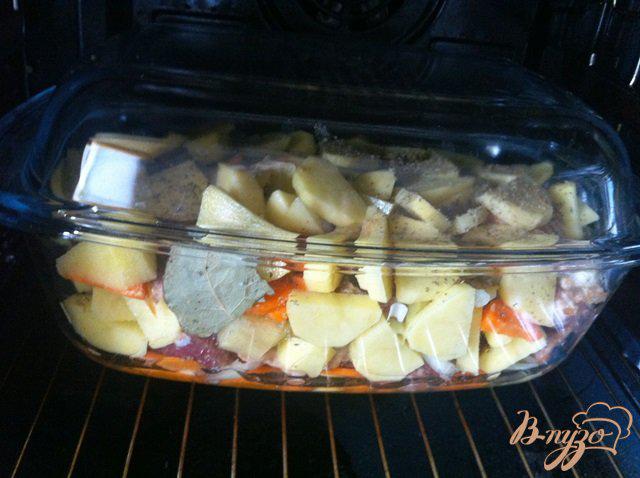 Фото приготовление рецепта: Свиные ребрышки запеченные с картофелем шаг №7