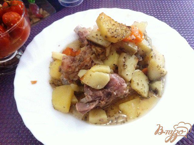 Фото приготовление рецепта: Свиные ребрышки запеченные с картофелем шаг №9