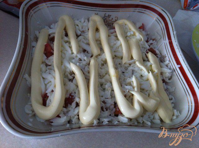 Фото приготовление рецепта: Салат слоеный  с помидорами и сыром шаг №2