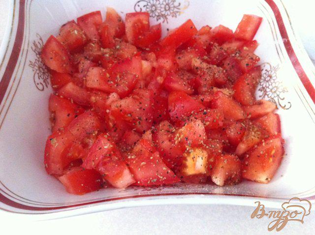 Фото приготовление рецепта: Салат слоеный  с помидорами и сыром шаг №1