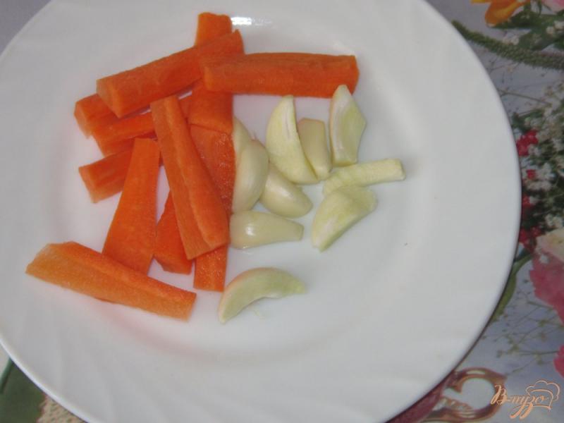 Фото приготовление рецепта: Свинина запеченная в рукаве шпигованная морковью и чесноком шаг №3