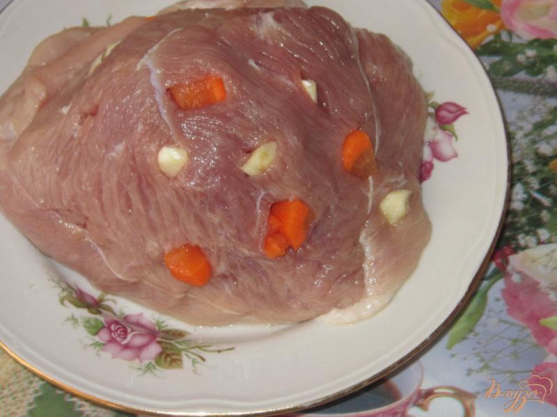 Фото приготовление рецепта: Свинина запеченная в рукаве шпигованная морковью и чесноком шаг №5