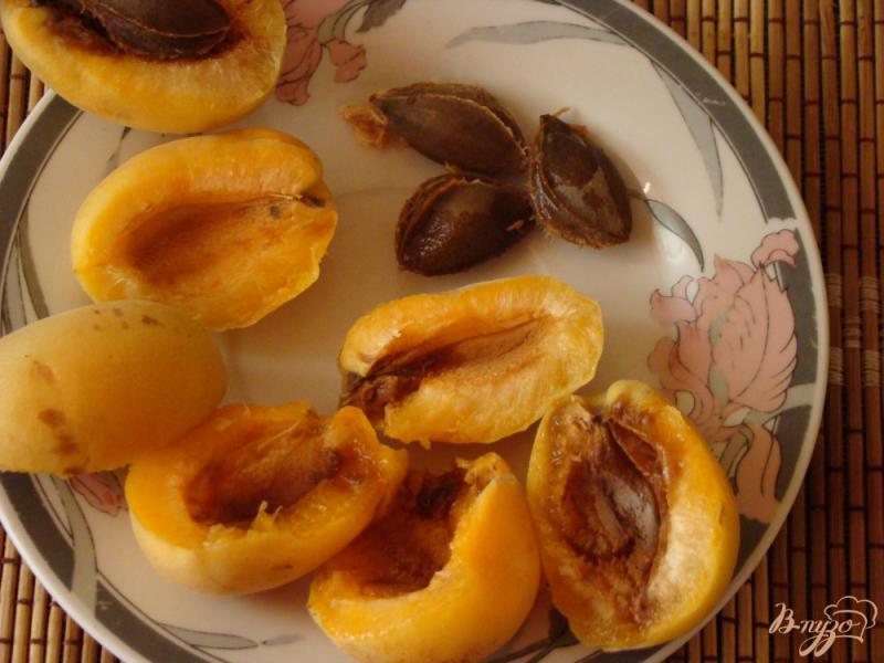 Фото приготовление рецепта: Компот из абрикосов и алычи шаг №2