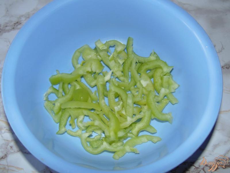Фото приготовление рецепта: Овощной салат с фасолью и сухариками шаг №2