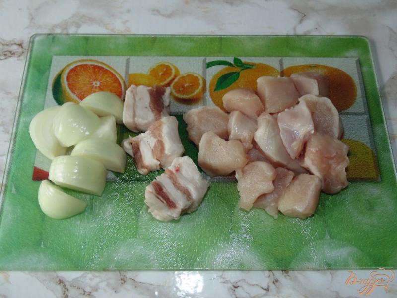 Фото приготовление рецепта: Куриные котлеты с булгуром и салом шаг №2