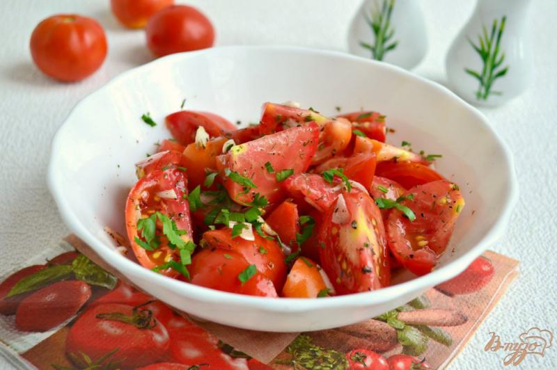Фото приготовление рецепта: Маринованные помидоры с чесноком шаг №5