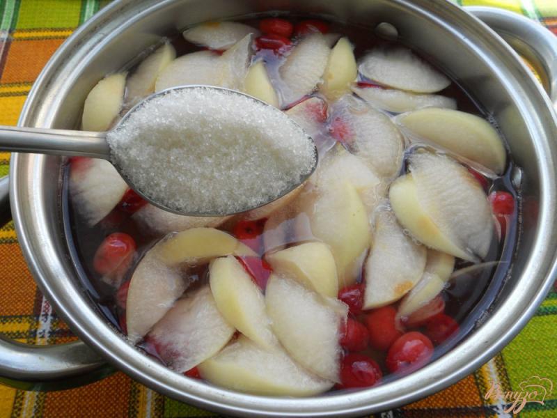 Фото приготовление рецепта: Компот из кизила и яблок с мятой шаг №4