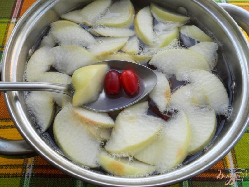 Фото приготовление рецепта: Компот из кизила и яблок с мятой шаг №3