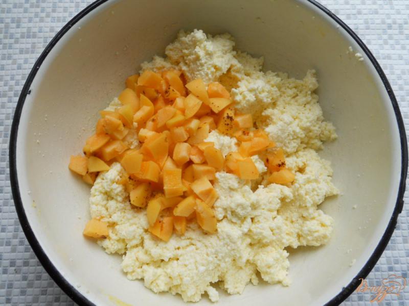 Фото приготовление рецепта: Сырники с абрикосами шаг №3