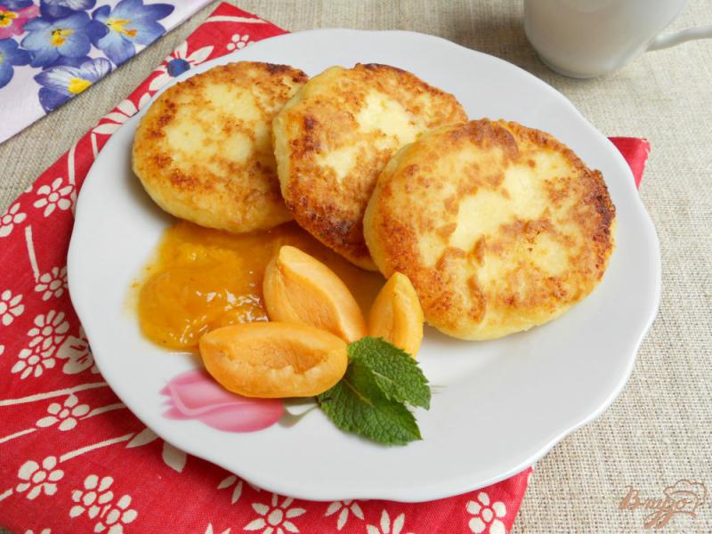 Фото приготовление рецепта: Сырники с абрикосами шаг №6