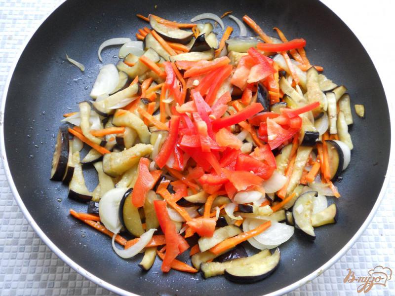 Фото приготовление рецепта: Салат из баклажанов со свининой и грибами шаг №4