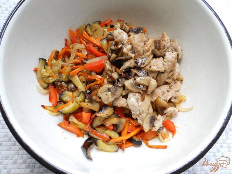 Фото приготовление рецепта: Салат из баклажанов со свининой и грибами шаг №6