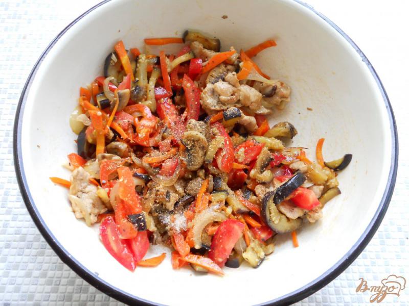 Фото приготовление рецепта: Салат из баклажанов со свининой и грибами шаг №8
