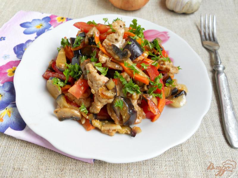 Фото приготовление рецепта: Салат из баклажанов со свининой и грибами шаг №9