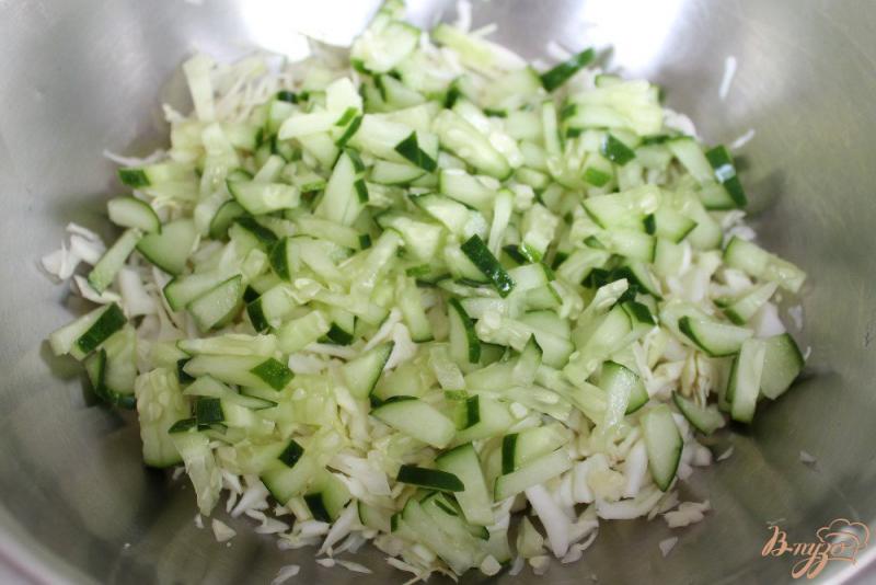 Фото приготовление рецепта: Салат из капусты с огурцом и перцем шаг №2
